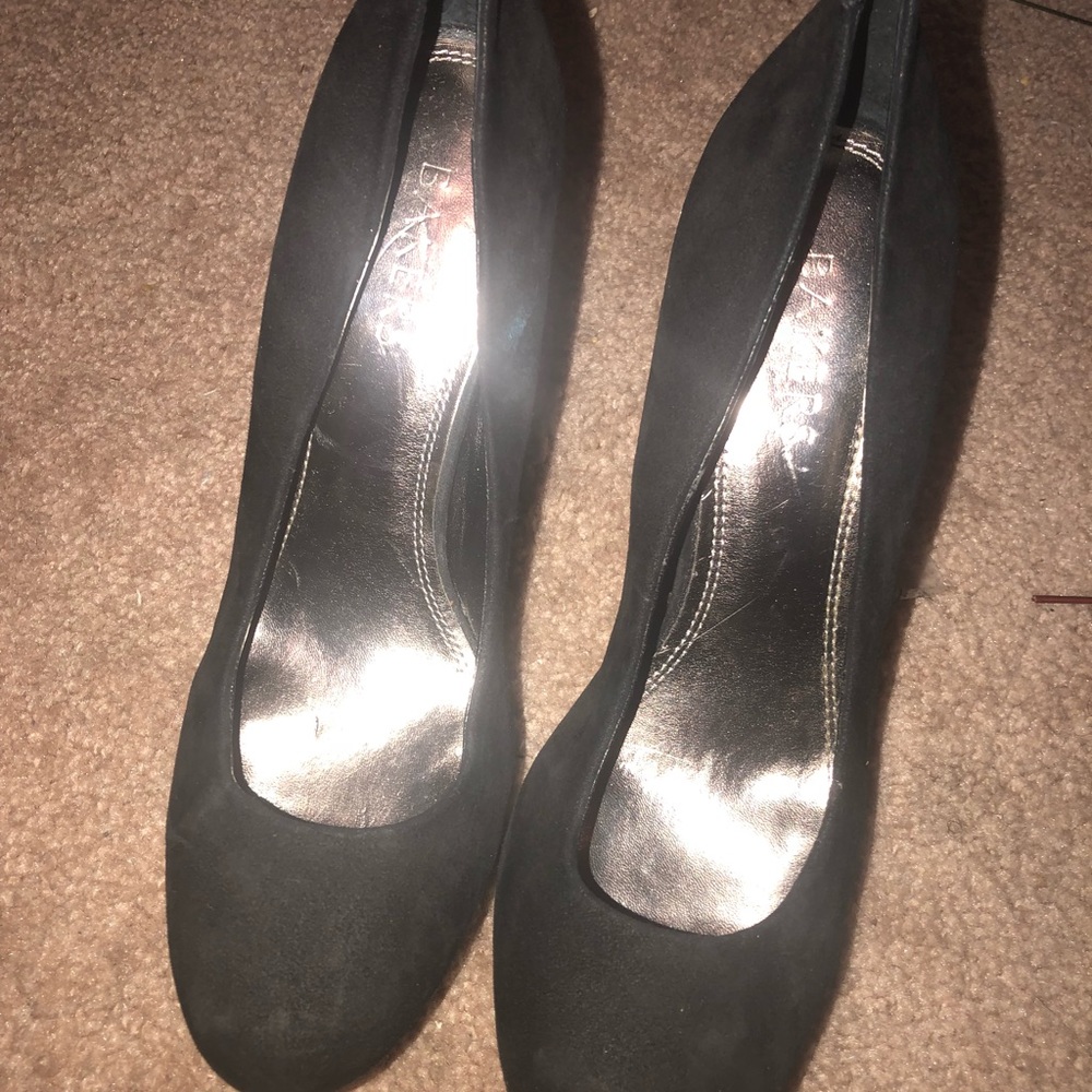 Black pumps